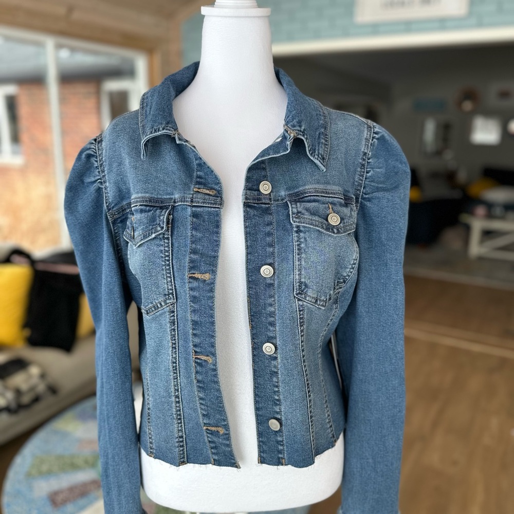 Cropped denim jacket with puff sleeves and frayed edges. Size M